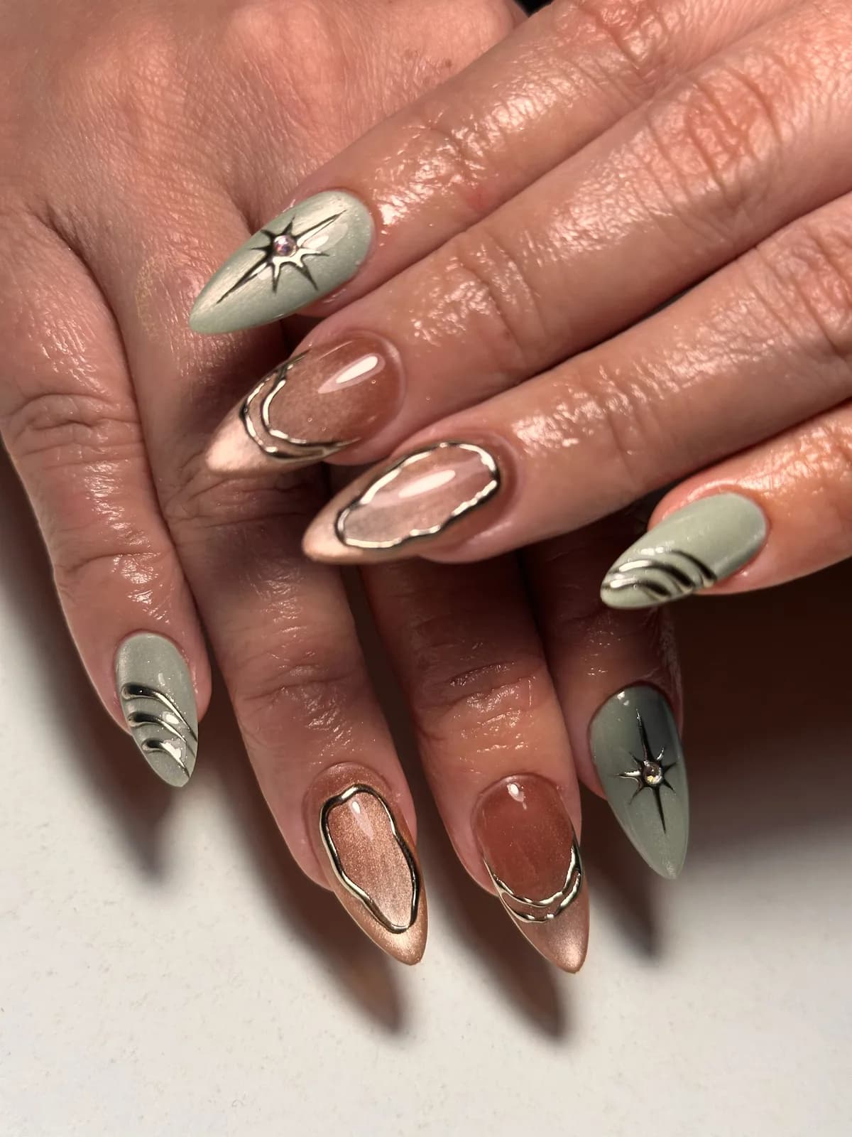 Detalle de nail art, retrato de estudio Art Beauty